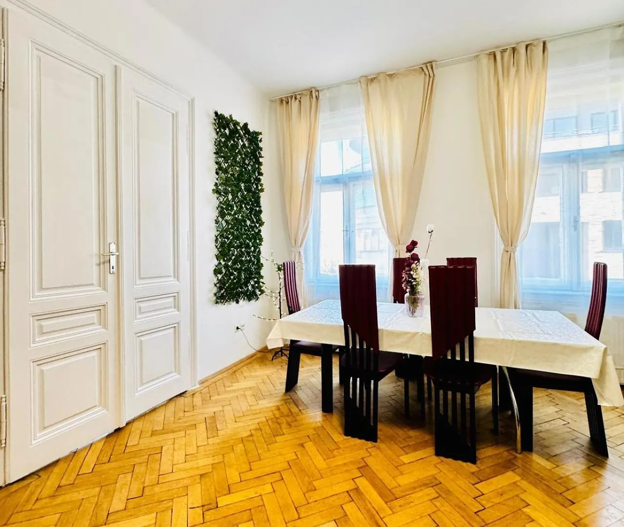 Affordable 1Br & 1Lr Apt, 7 Min To Westbahnhof Vienna 0*,  Austria