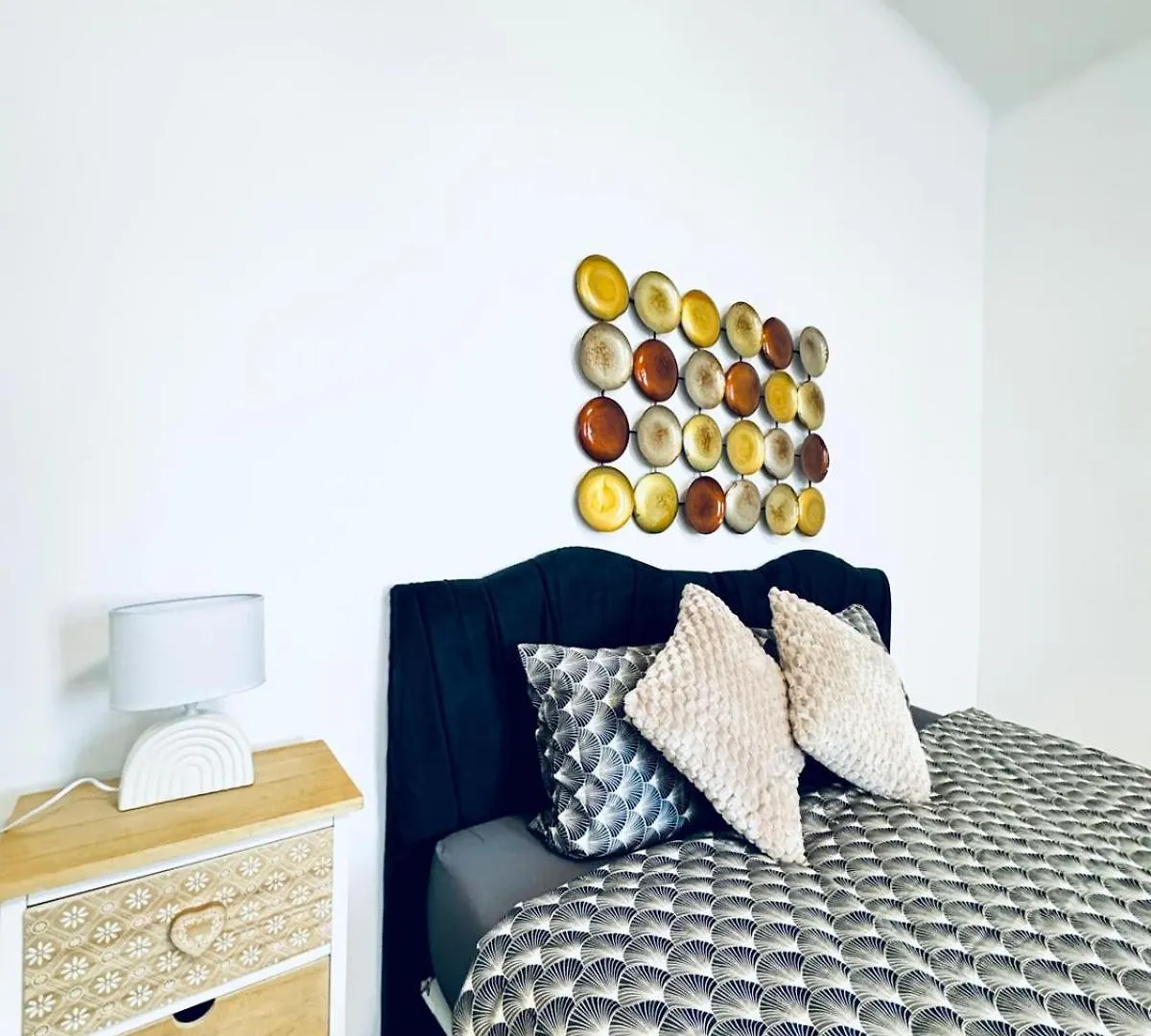 Affordable 1Br & 1Lr Apt, 7 Min To Westbahnhof Vienna Apartment