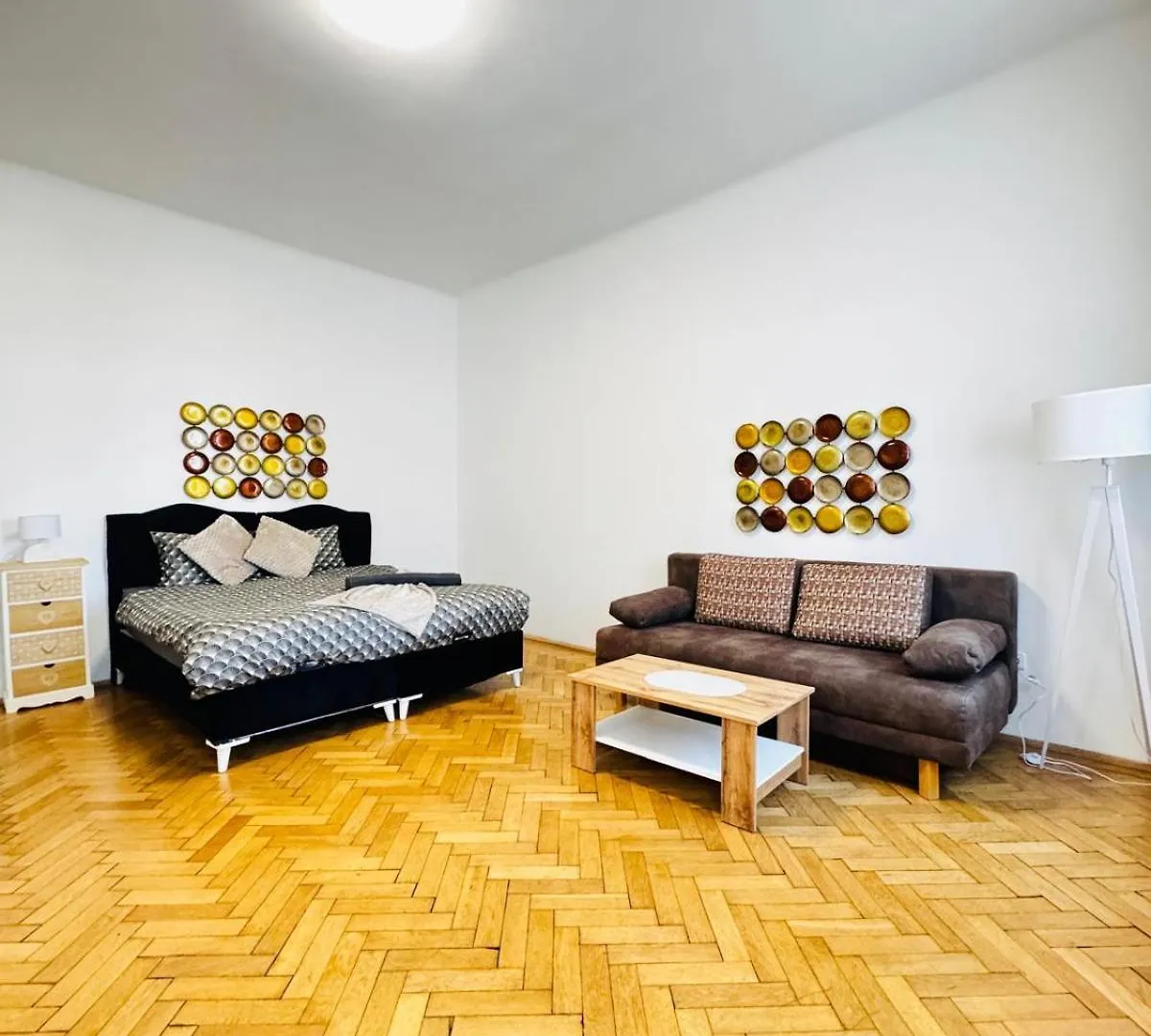 Affordable 1Br & 1Lr Apt, 7 Min To Westbahnhof Vienna