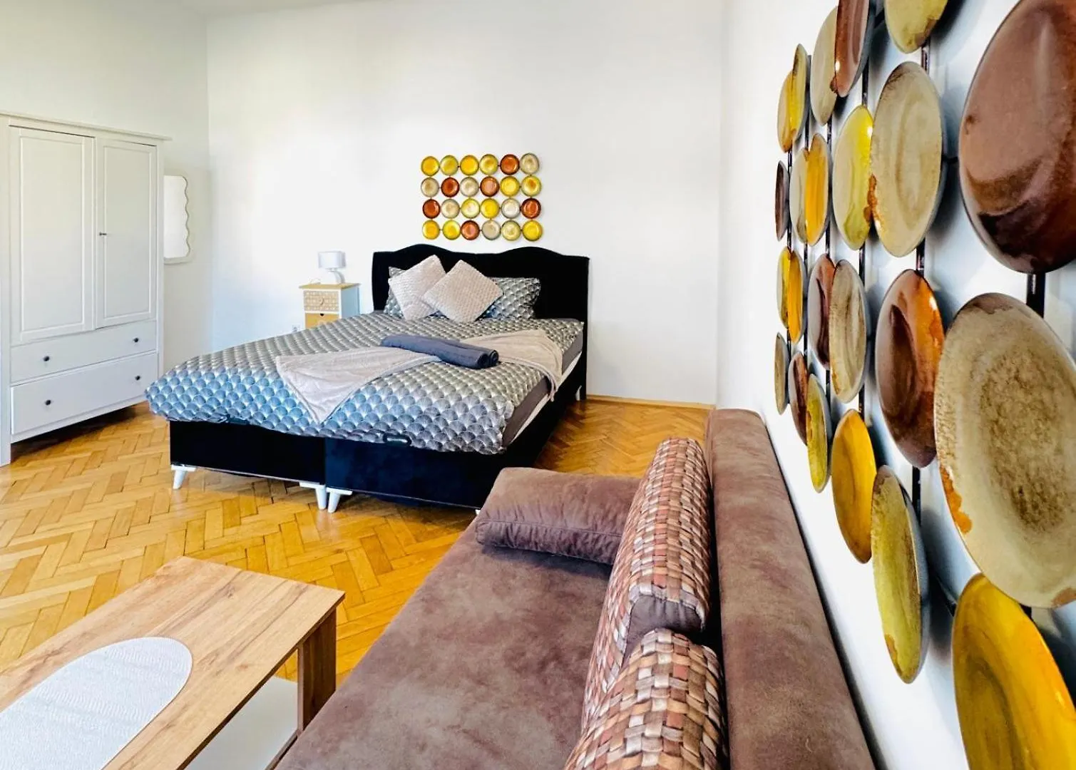 Affordable 1Br & 1Lr Apt, 7 Min To Westbahnhof Vienna Apartment