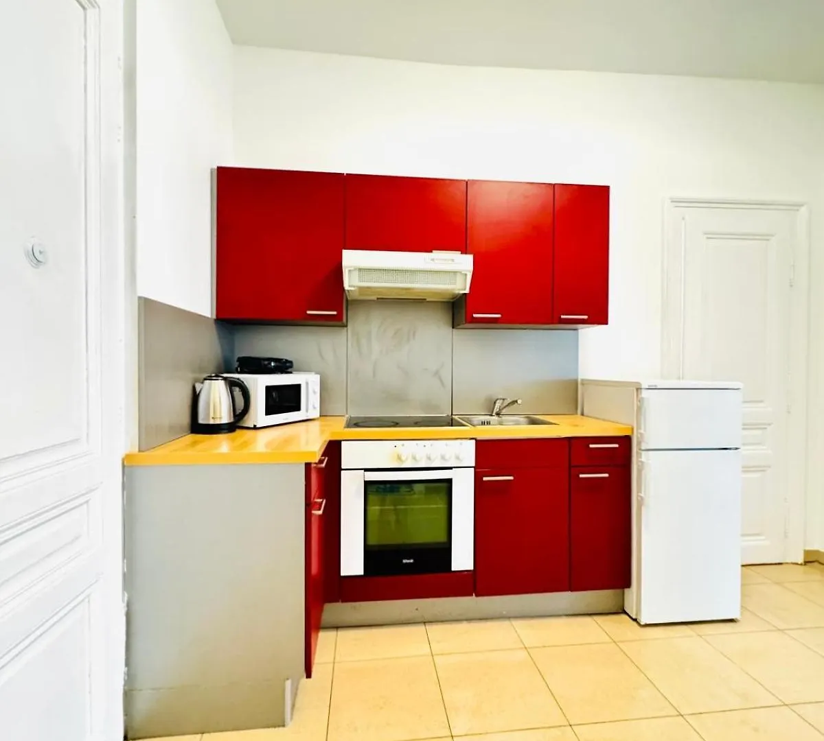Affordable 1Br & 1Lr Apt, 7 Min To Westbahnhof Vienna Apartment