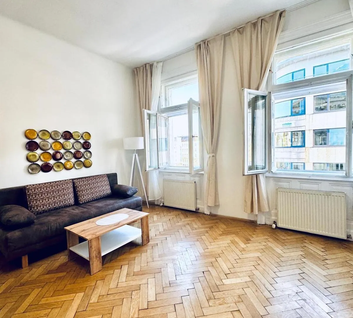 Affordable 1Br & 1Lr Apt, 7 Min To Westbahnhof Vienna 0*,  Austria