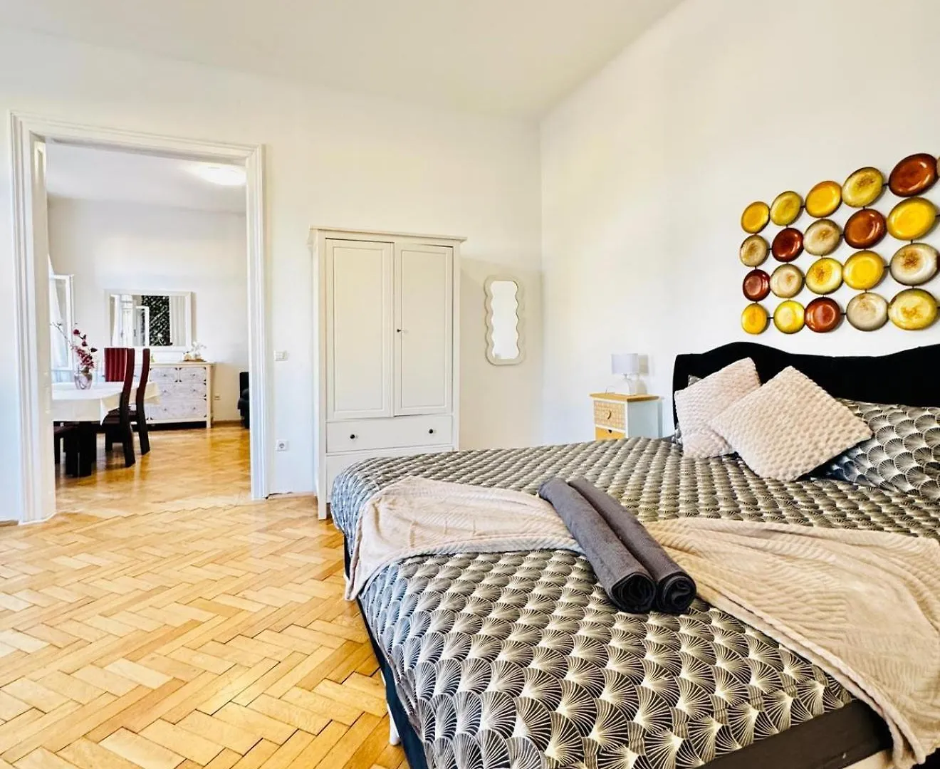 Affordable 1Br & 1Lr Apt, 7 Min To Westbahnhof Vienna Apartment