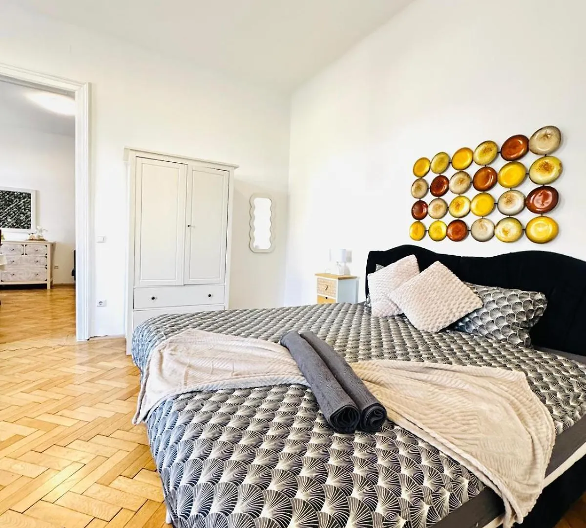 Affordable 1Br & 1Lr Apt, 7 Min To Westbahnhof Viyana